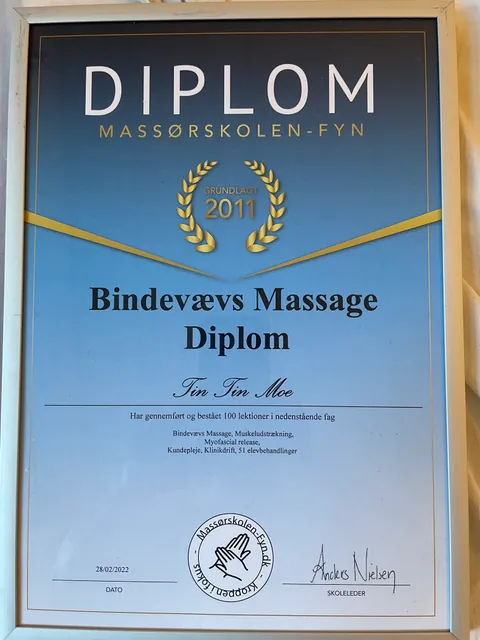 Diplom i bindevævsmassage udstedt til Tin Tin Moe den 28. februar 2022.