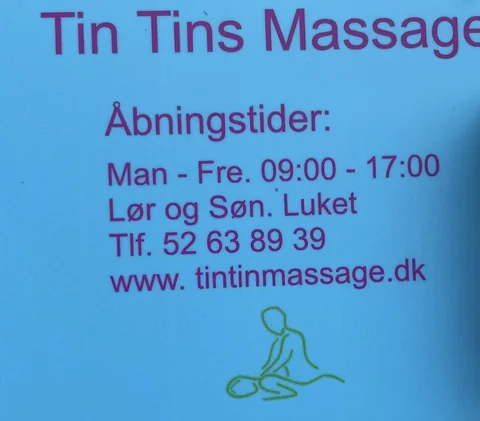 Klinikkens skilt: Tin Tins Massage. Åbningstider mandag til fredag 09.00 til 17.00, lørdag og søndag lukket. Telefon 52 63 89 39, www.tintinmassage.dk.